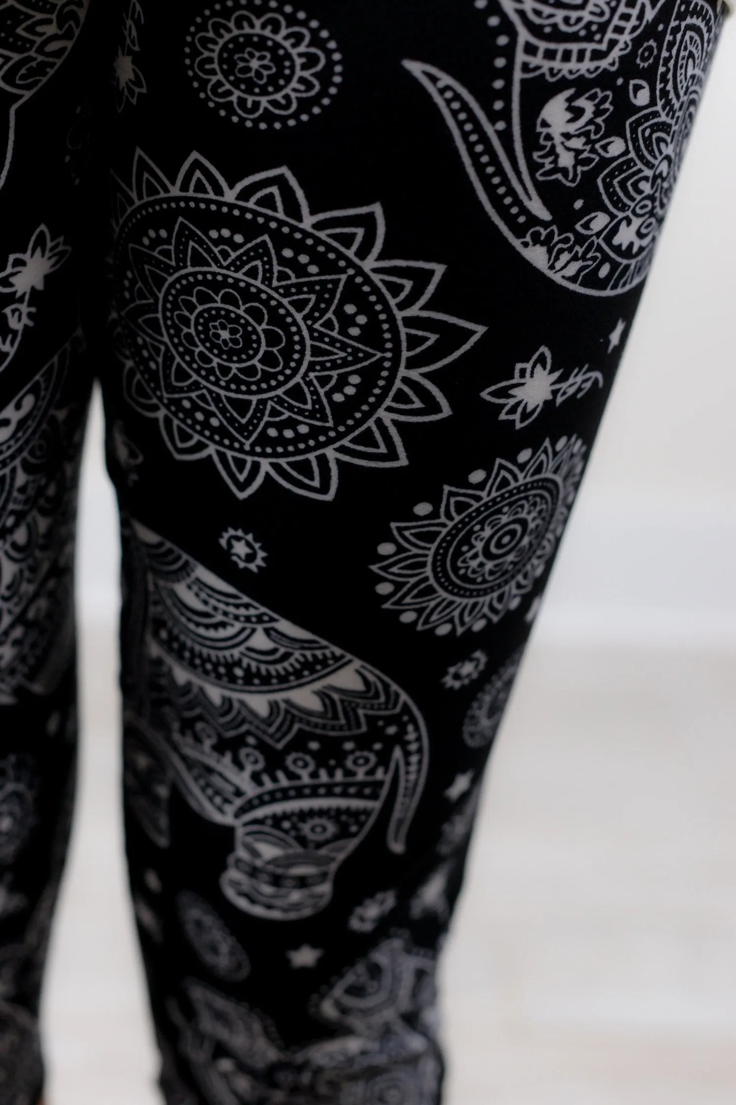 Black/White Capri Elephant Printed Leggings (Sizes 4-12) - LEG1141BW